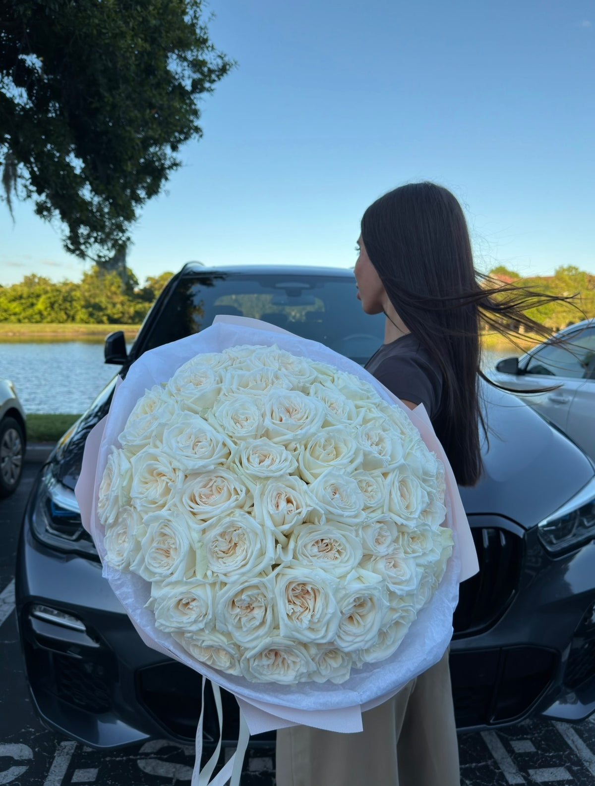 Ivory Elegance – Luxury White Rose Bouquet