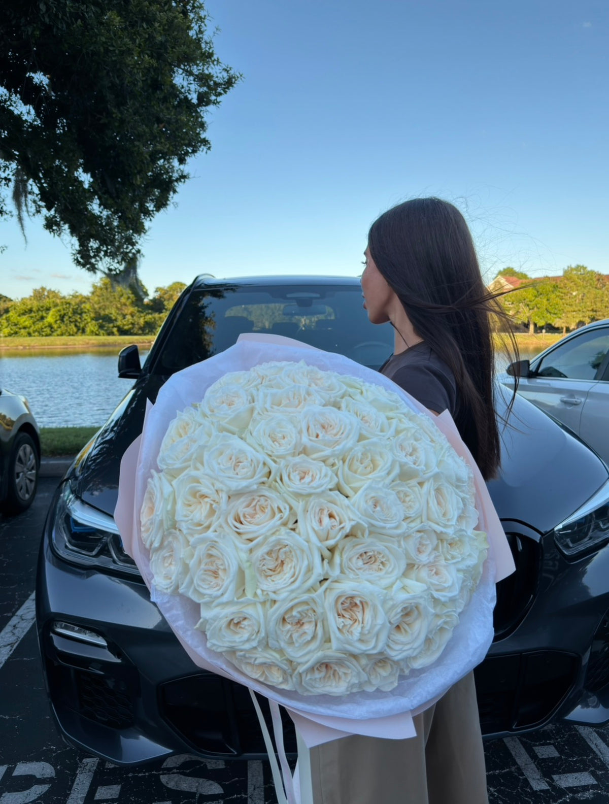 Ivory Elegance – Luxury White Rose Bouquet